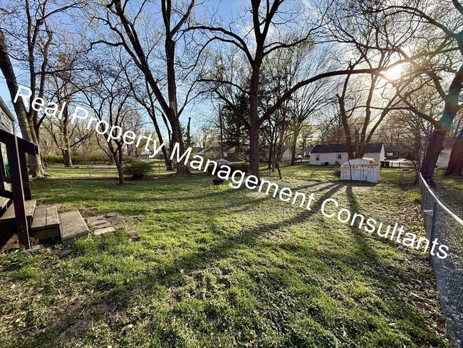 Building Photo - 3-Bedroom Home Near Downtown Overland Park!