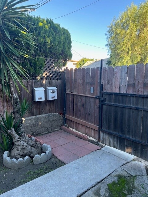 Building Photo - 245 W Elm Ave