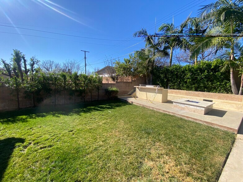 Building Photo - 9767 Comanche Ave