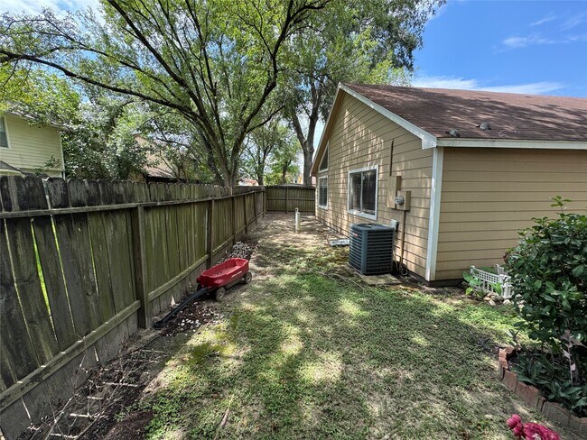 Building Photo - 1511 Ridgebriar Dr