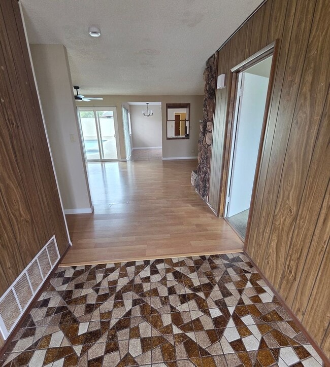 Building Photo - 4-Bed, 2.5-Bath House w/2-Car Garage & Pool