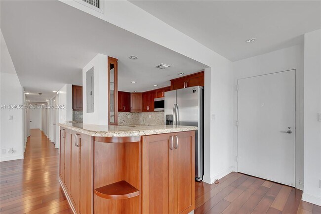 Building Photo - 5415 Collins Ave