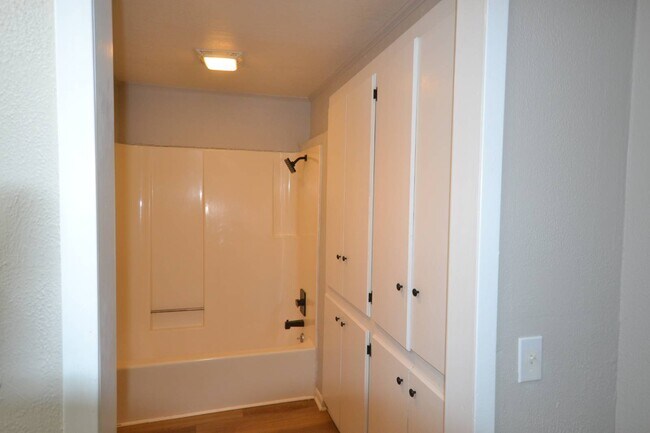 Building Photo - 412 West University