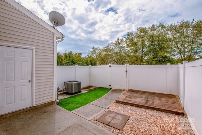 Building Photo - 9366 Greenheather Dr