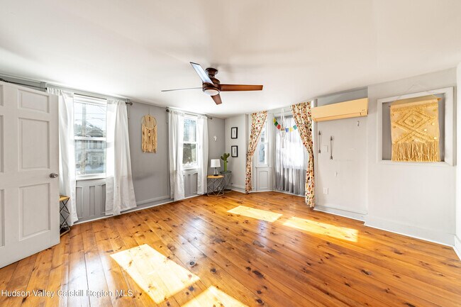 Building Photo - 648 Albany Turnpike