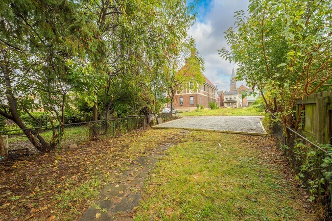 Building Photo - Stunning 3 bedroom home in Pittsburgh avai...