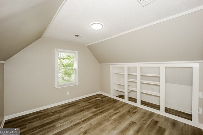 Building Photo - 105 Rock Mull