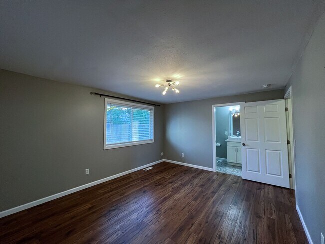 Building Photo - 3 Bedroom 2.5 Bath in Desirable Renton Fairwood Greens