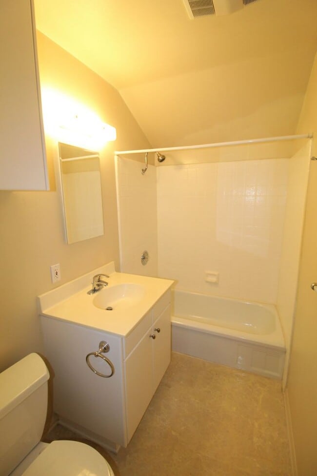 Building Photo - Quaint Home in Desirable Midtown Neighborhood!