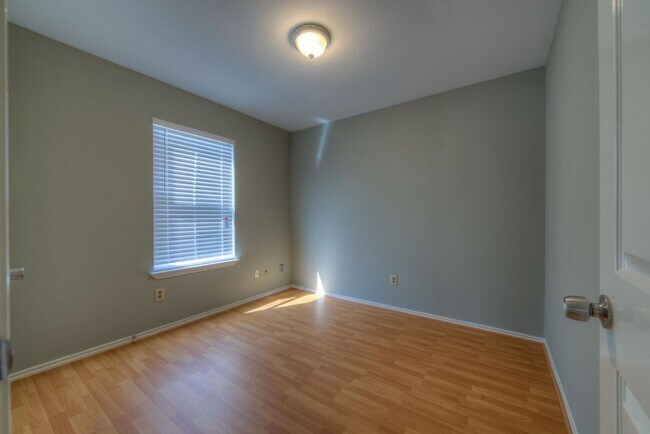 Building Photo - Great home with easy maintenance flooring.