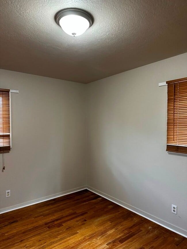 Building Photo - 3 Bedroom Home