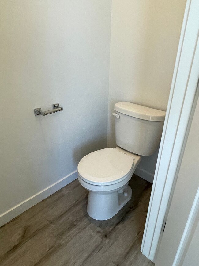 Building Photo - Newer 2-bedroom Townhome