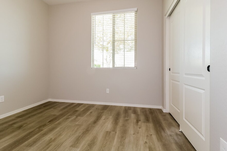 Building Photo - 16905 W Woodlands Ave