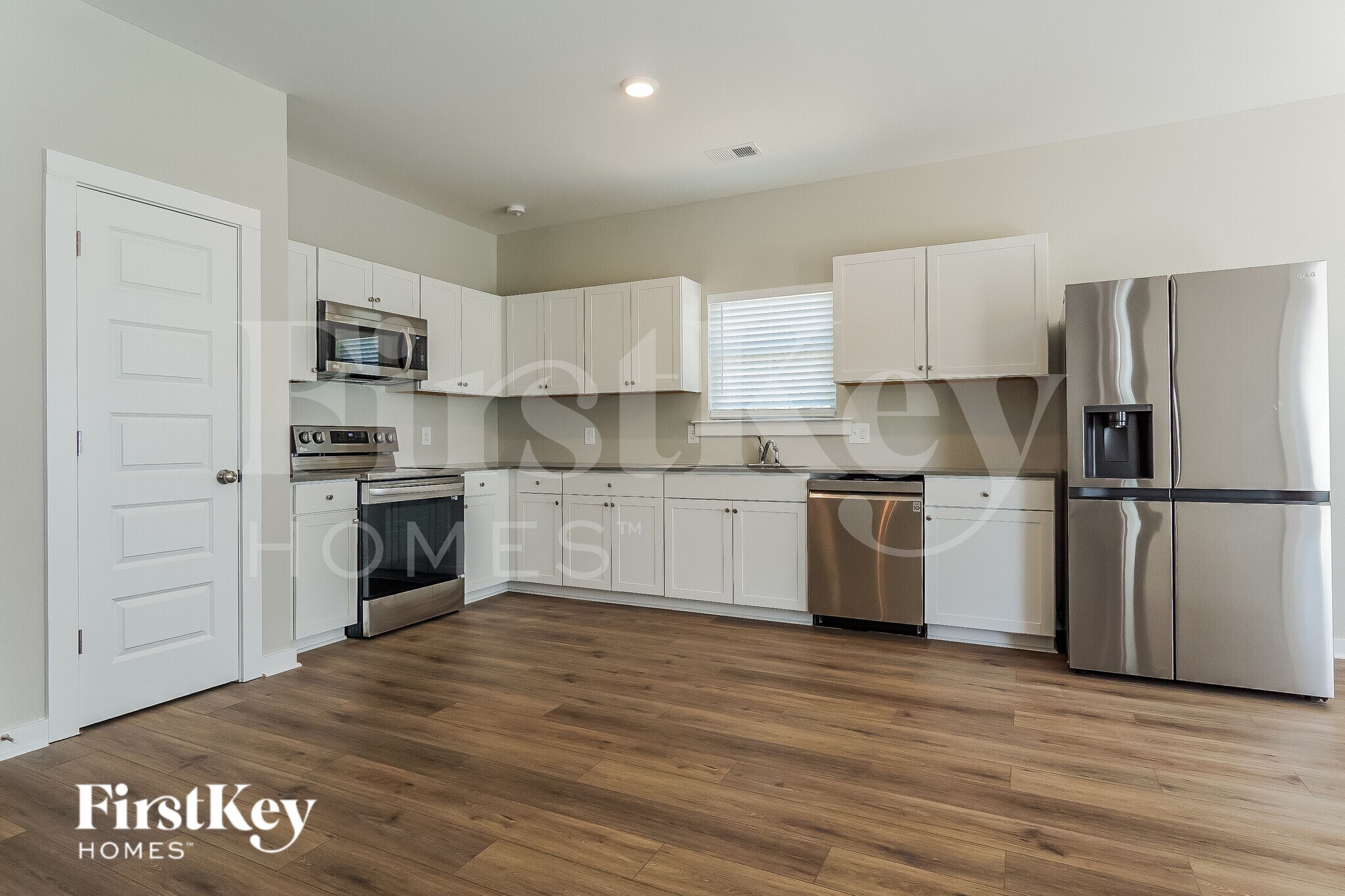 Building Photo - 350 S Pine Dr