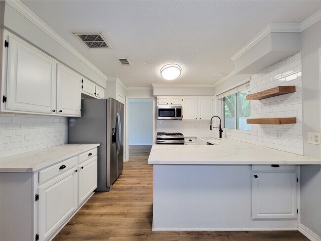 Building Photo - 8123 Sunny Ridge Dr