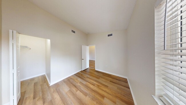Building Photo - 2BD/2BA Condo in Briar Bay!