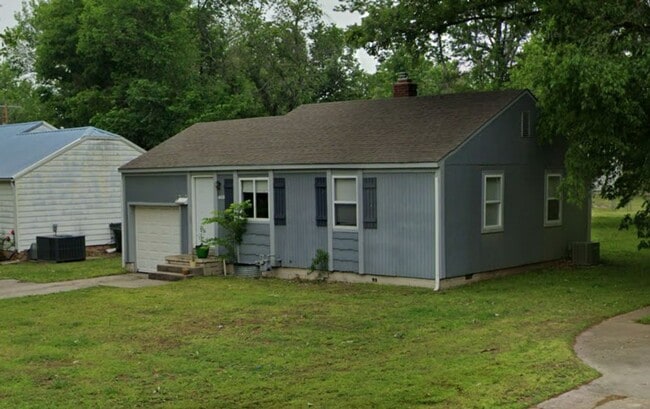 Building Photo - PRE-LEASING FOR APPROVED APPLICANTS! Great...