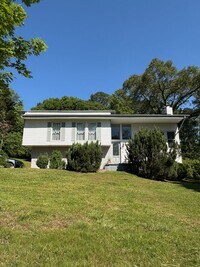 Building Photo - 4 Bedroom 2 Bath House