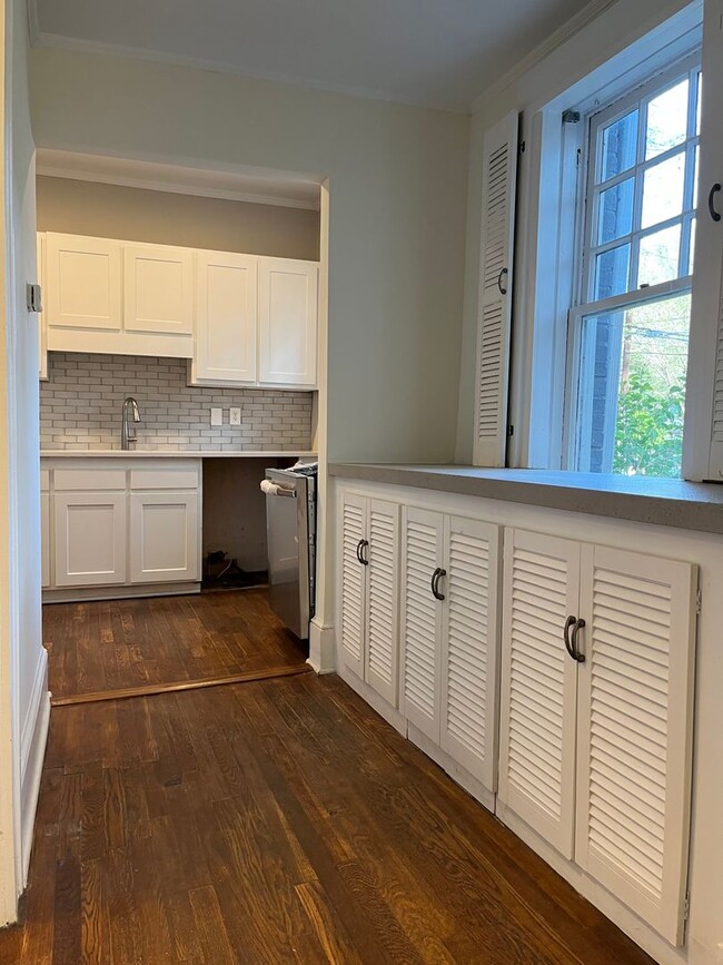 Building Photo - Very Spacious 2/2.5 Condo w/ Off-Street Pa...