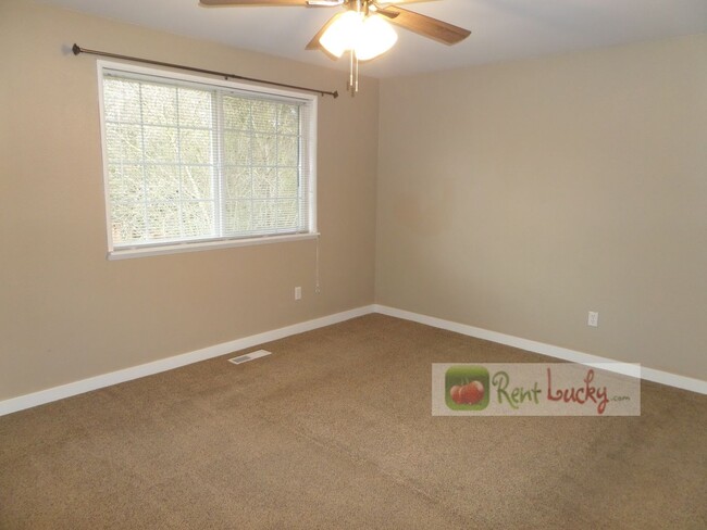 Building Photo - Stunning and LARGE Remodeled 3-Bedroom Hom...