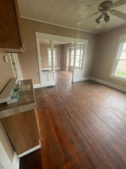 Building Photo - 1009 W Neely Ave