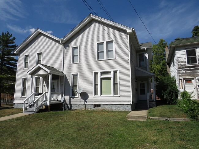 Primary Photo - 304 E Main St