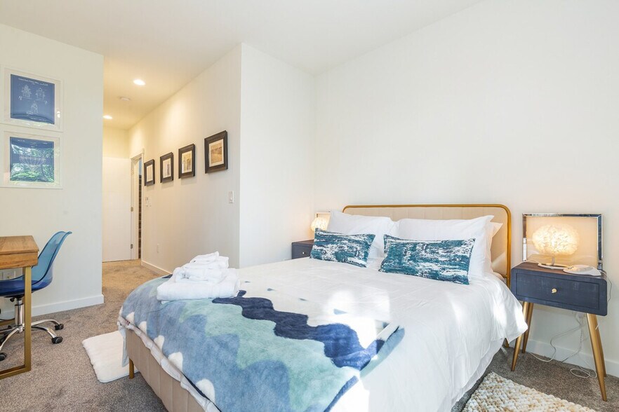 Building Photo - 9413A Roosevelt Way NE