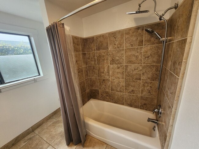 Building Photo - 2 Bed, 1 Bath Home *Gas and Electric Inclu...