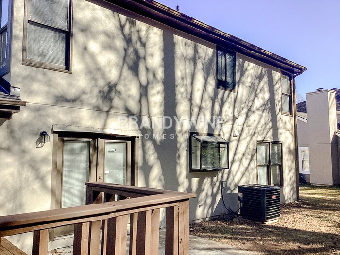 Building Photo - 1577 Linksview Close