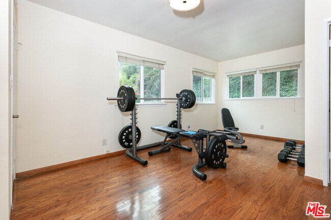 Building Photo - 1117 Roscomare Rd