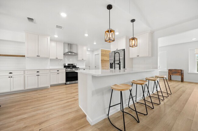 Building Photo - 921 Indian Trail Dr