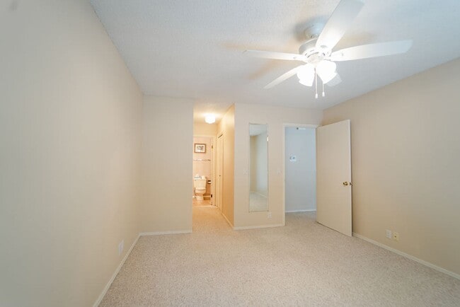 Building Photo - Move-in ready Townhome in a quiet neighbor...