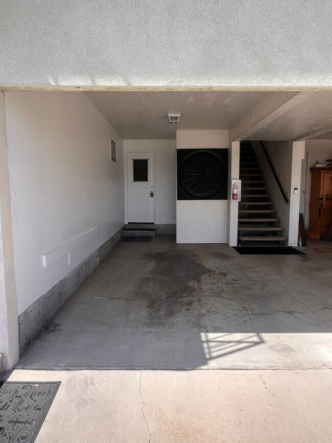 Building Photo - 3275-3275 Hilltop Dr