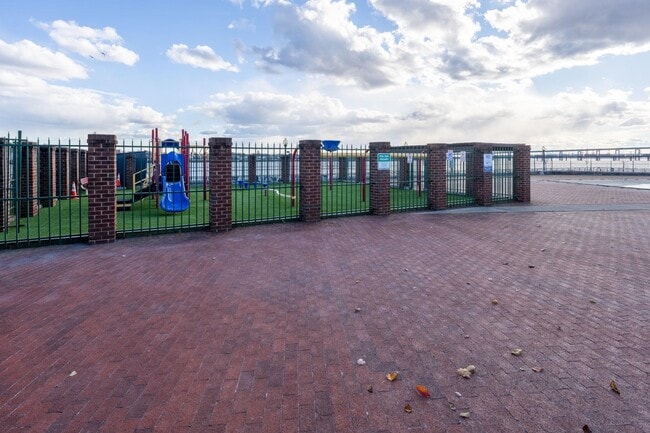 Building Photo - 109 Cherry St