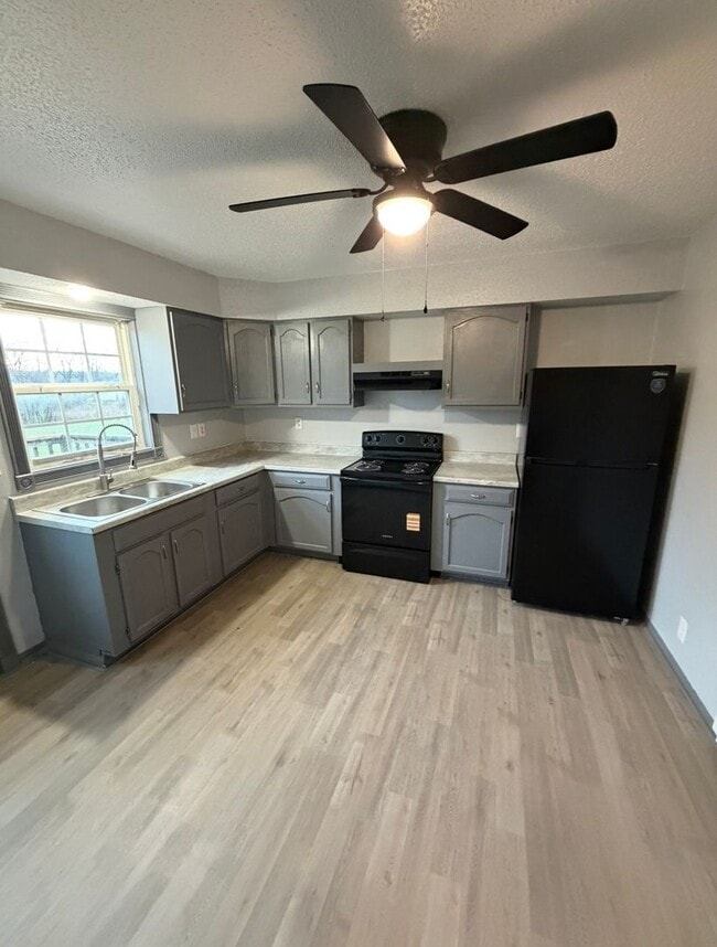 Building Photo - 1 Bed 1 Bath Duplex Available Now!