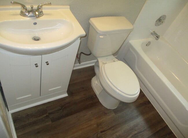 Building Photo - 8 Lanes End