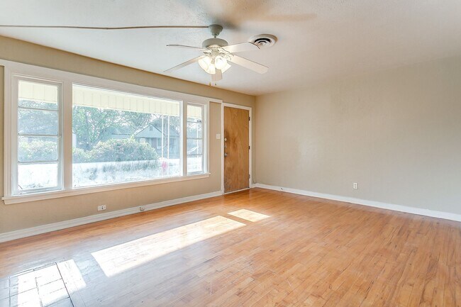 Building Photo - Ready for New Tenants- 2 bedroom 1 bath with an Additional Flex Room  Minutes from TCU- 76109