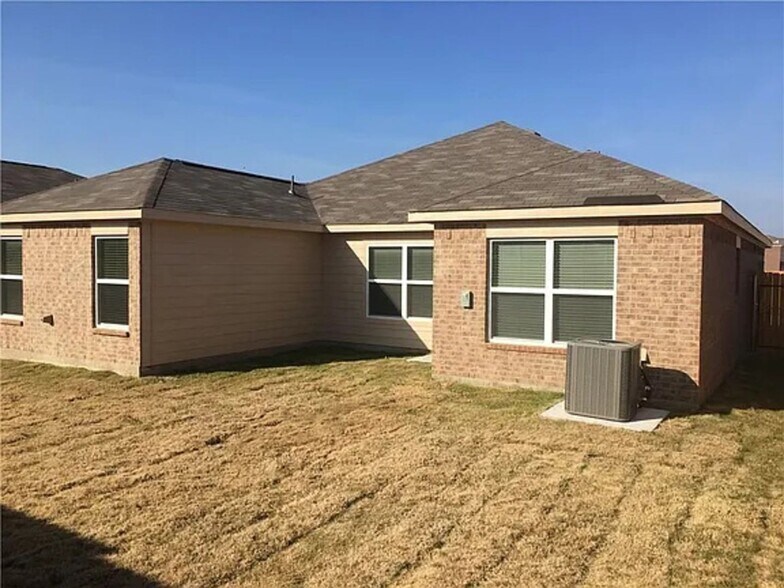 Building Photo - 1323 Chapman Dr