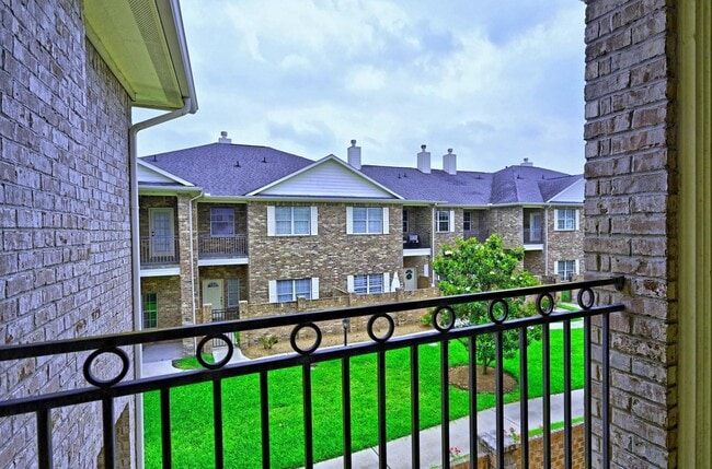 Building Photo - 2865 Westhollow Dr