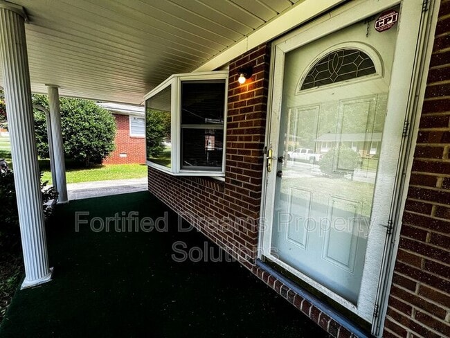 Building Photo - 1908 Rayston Dr