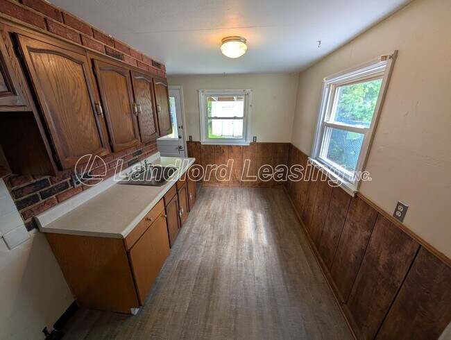 Building Photo - Quaint 3 Bedroom Home with Garage.