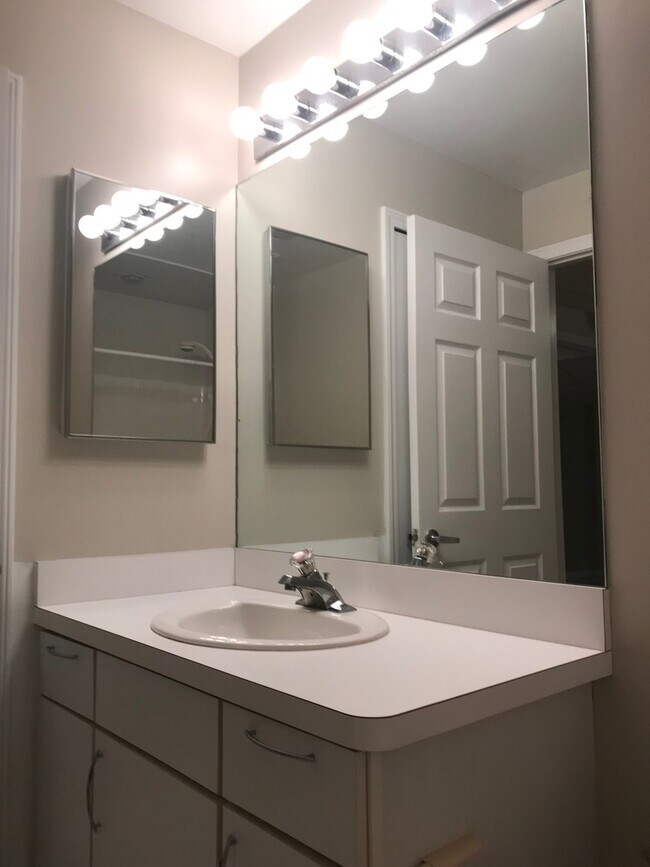 Building Photo - Solon 4 Bedroom Rental