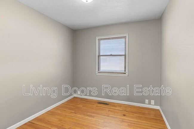 Building Photo - 348 S 5th St