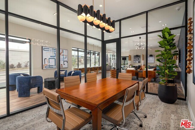 Building Photo - 201 N La Brea Ave