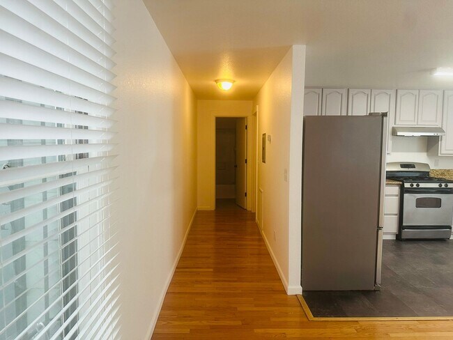 Building Photo - Spacious 1 Bedroom in Downtown Sacramento Where Convivence Is KEY! CALL Today To Schedule a Showing!