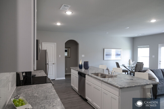 Building Photo - 651 Pinnacle Dr