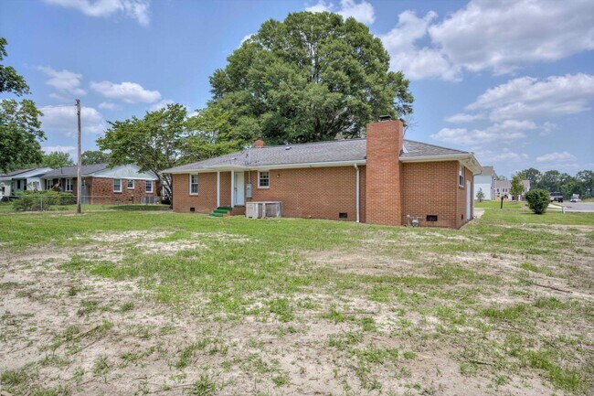 Building Photo - 417 Old Airport Rd