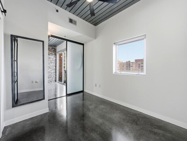 Building Photo - 620 Glen Iris Dr NE