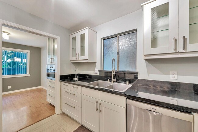 Building Photo - Hidden Gem at Saratoga Creekside – End Uni...