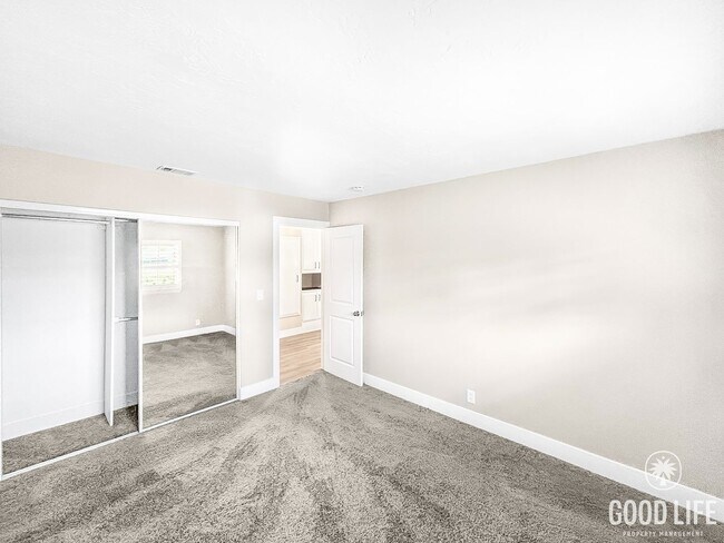 Building Photo - Stunning 4BD/2.5 BA W/ Large Backyard and ...
